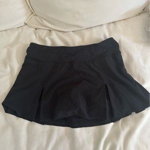 Lululemon black skirt with trim detail